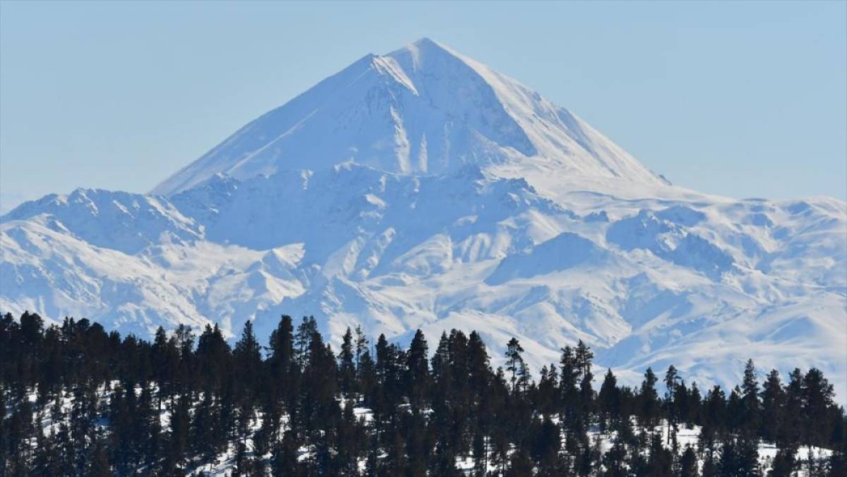 Kars'ta 1 metreyi aşan kar doğada g&uuml;zel g&ouml;r&uuml;nt&uuml;ler oluşturdu