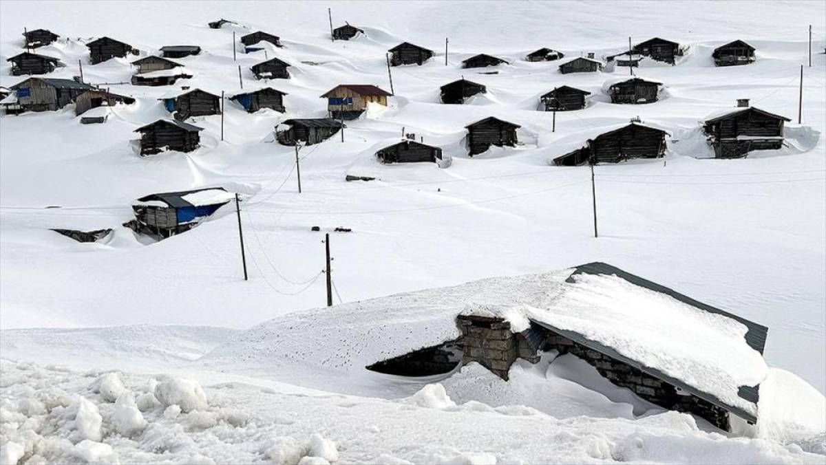 Ardahan ile Artvin arasındaki yaylalar karla beyaza b&uuml;r&uuml;nd&uuml;