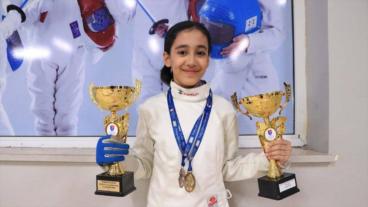 Antren&ouml;r babasının desteğiyle başladığı eskrimde milli takımı hedefliyor