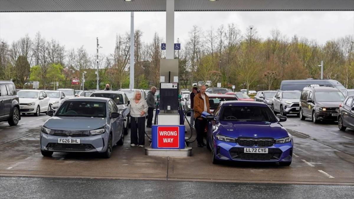 İngiltere'de yıllık enflasyon artan akaryakıt fiyatlarının etkisiyle martta y&uuml;zde 3,3'e y&uuml;kseldi