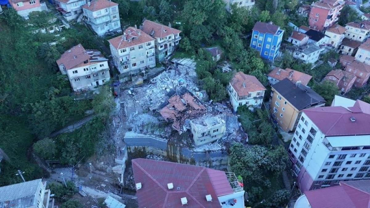 Zonguldak'ta &ccedil;&ouml;ken binanın &ccedil;evresindeki 7 bina tedbiren boşaltıldı