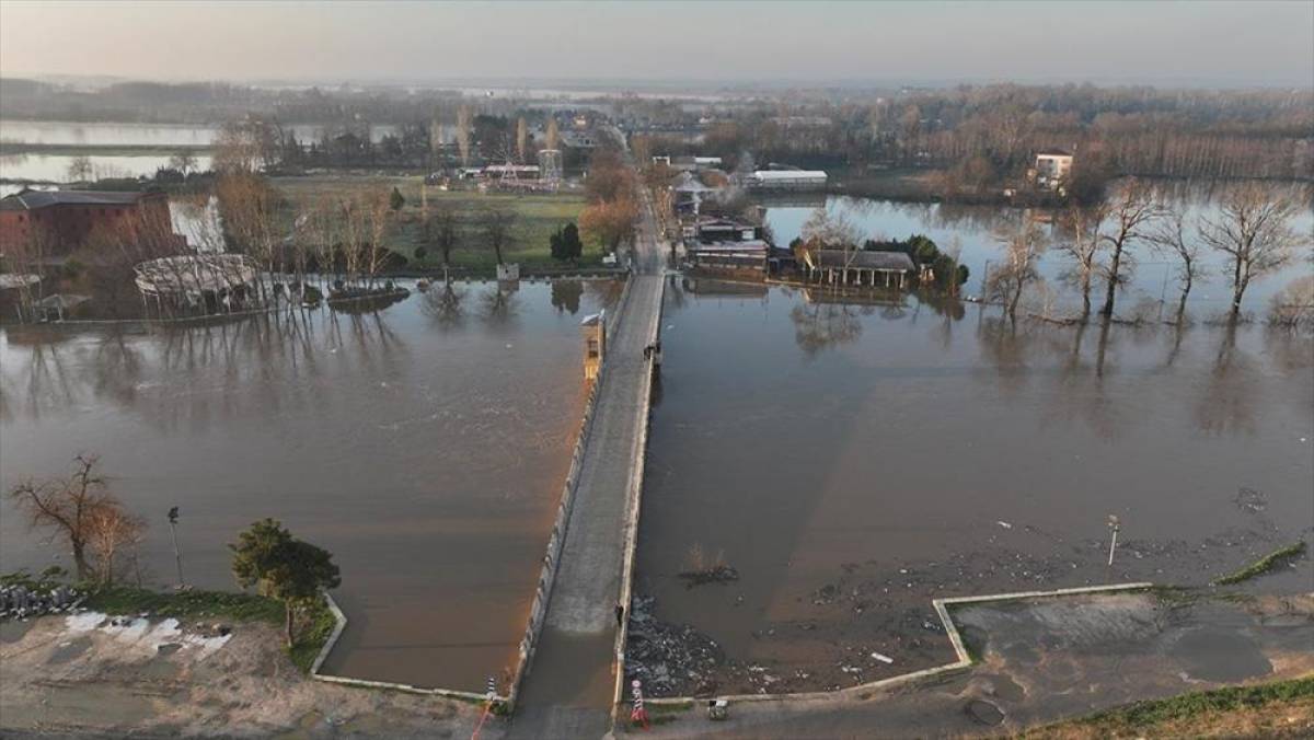 "Kırmızı" uyarı koduyla izlenen Meri&ccedil; Nehri'nin debisi artıyor