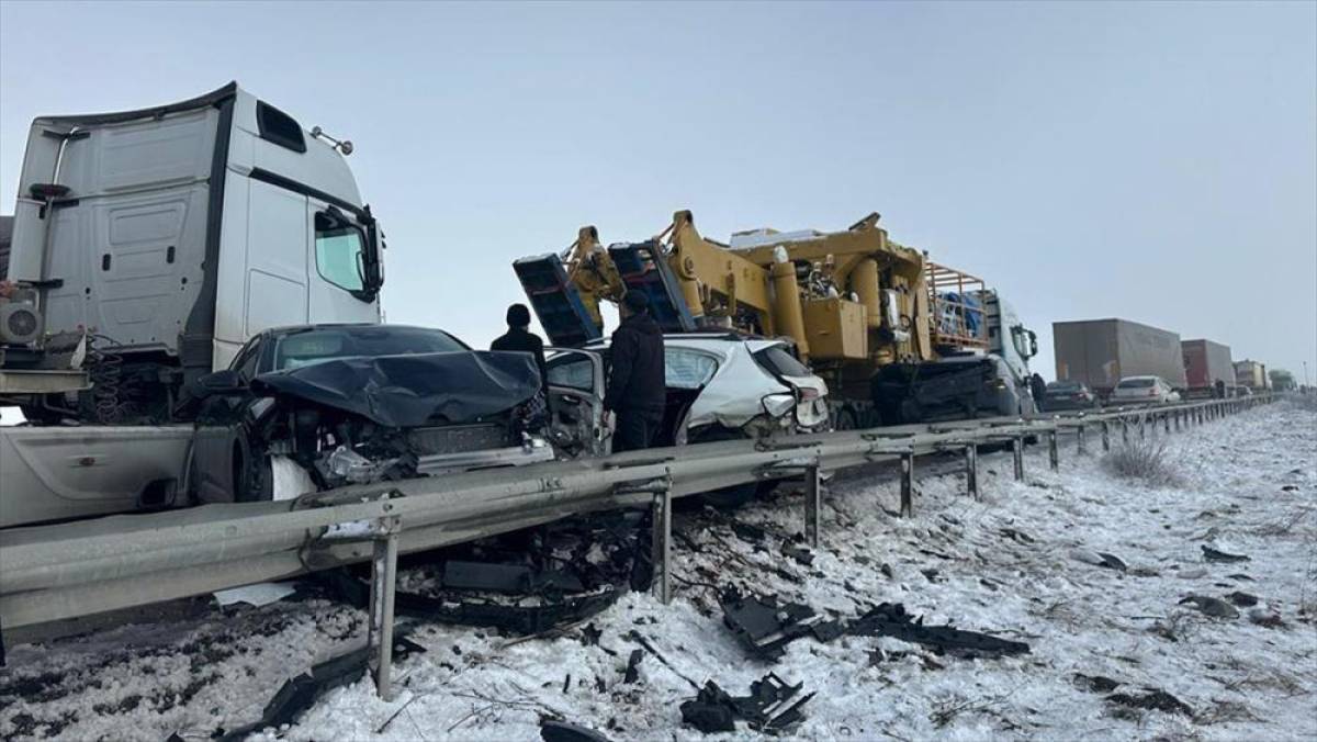 Erzurum'da &ccedil;ok sayıda aracın karıştığı zincirleme trafik kazası meydana geldi