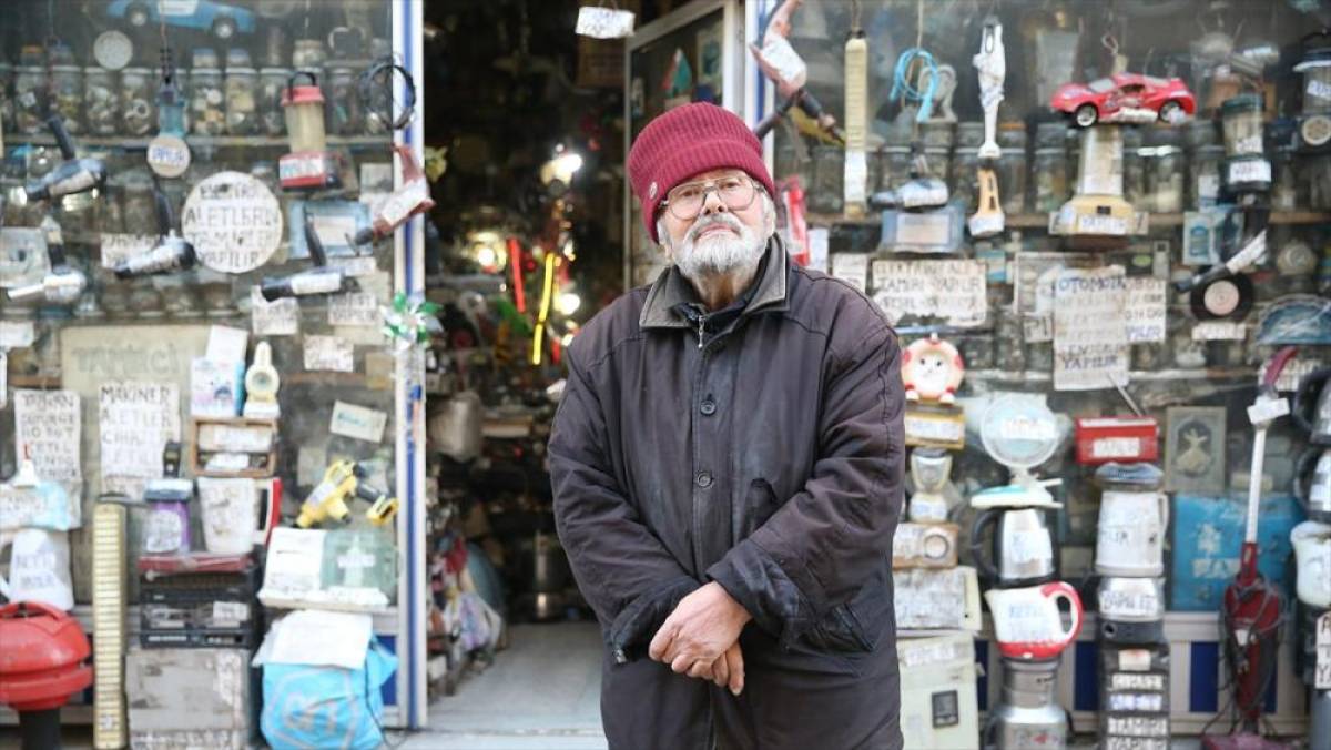 72 yaşındaki Veysel usta k&uuml;&ccedil;&uuml;k d&uuml;kkanındaki binlerce malzemenin arasından aradığını bularak tamir yapabiliyor