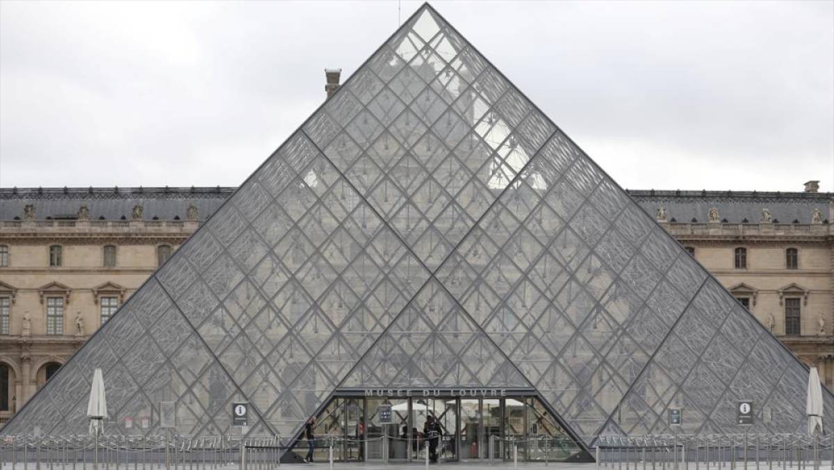 Paris'teki Louvre M&uuml;zesi aşırı sıcaklar nedeniyle kapılarını erken kapatacak