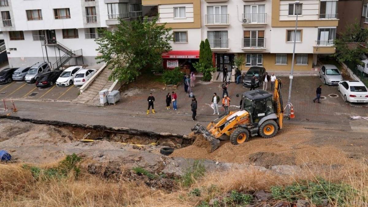 Başkentte selden &ccedil;&ouml;ken yolda onarım &ccedil;alışmaları s&uuml;r&uuml;yor