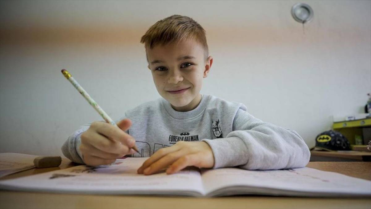 Bosna Hersekli 7 yaşındaki Mahir Behlulovic, köyündeki okulda tek başına eğitim görüyor