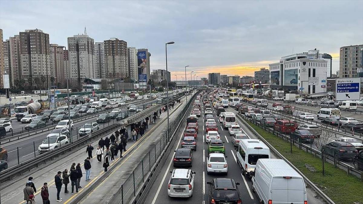 İstanbul'da iftar &ouml;ncesi trafik yoğunluğu y&uuml;zde 83'e y&uuml;kseldi