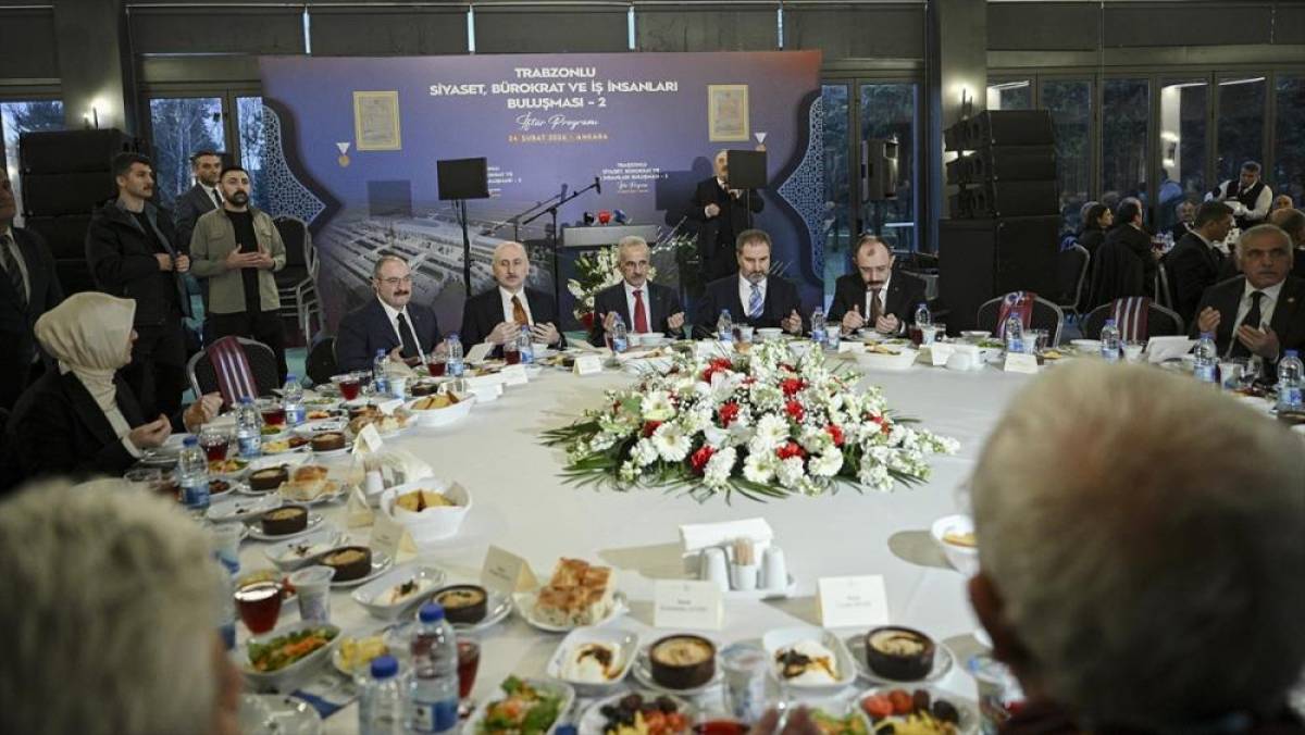 Bakan Uraloğlu, Trabzonlu iş ve siyaset d&uuml;nyasının &ouml;nde gelenleriyle iftarda buluştu