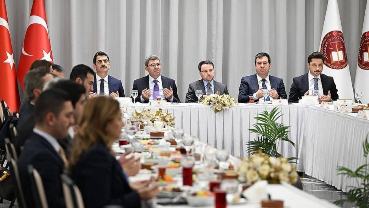 Bakan G&uuml;rlek HSK &uuml;yeleri ve &ccedil;alışanlarıyla iftarda buluştu