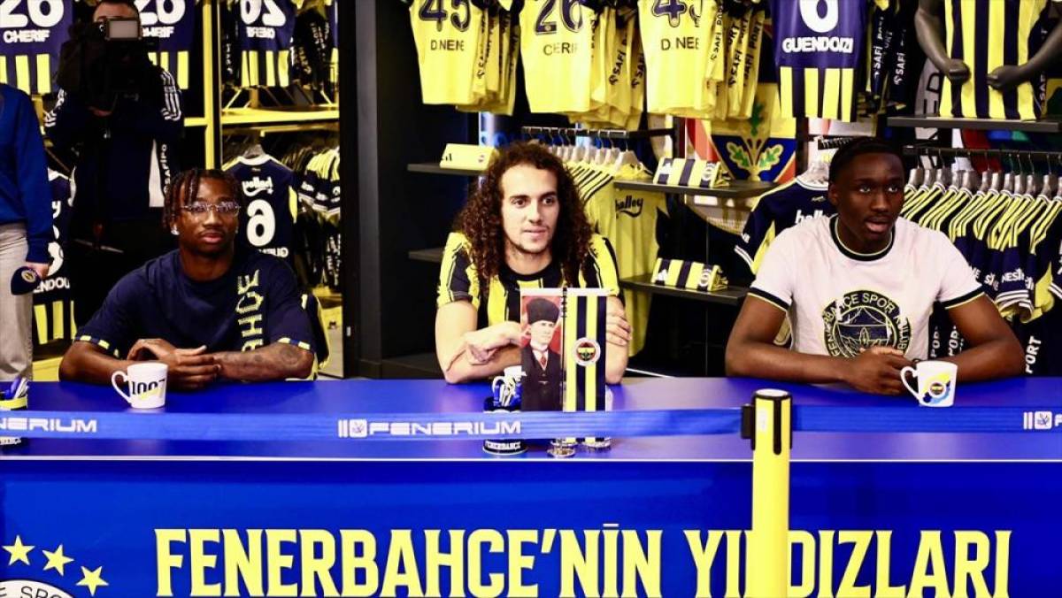 Fenerbah&ccedil;eli futbolcular Guendouzi, Nene ve Cherif, taraftarlarla buluştu