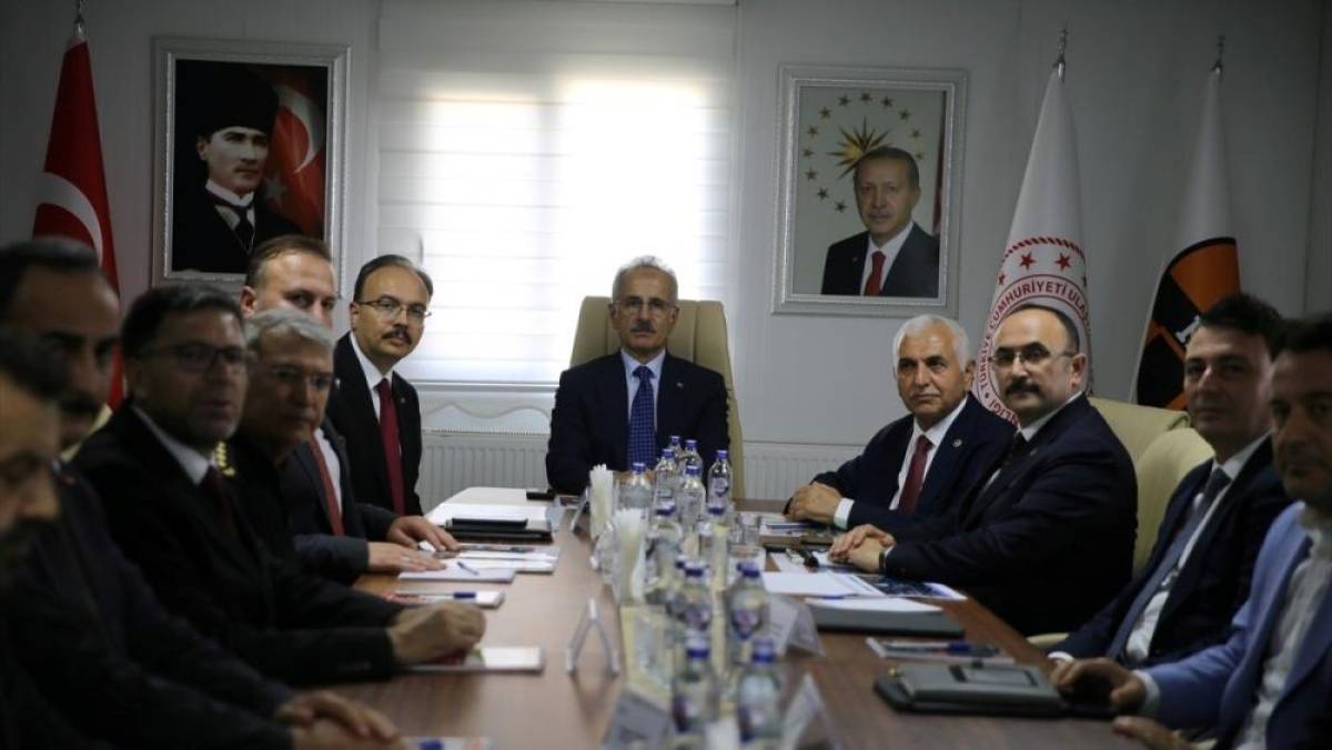 Bakan Uraloğlu, Siirt-Pervari Yolu ve Siirt-Kurtalan Demir Yolu &ccedil;alışmalarını inceledi