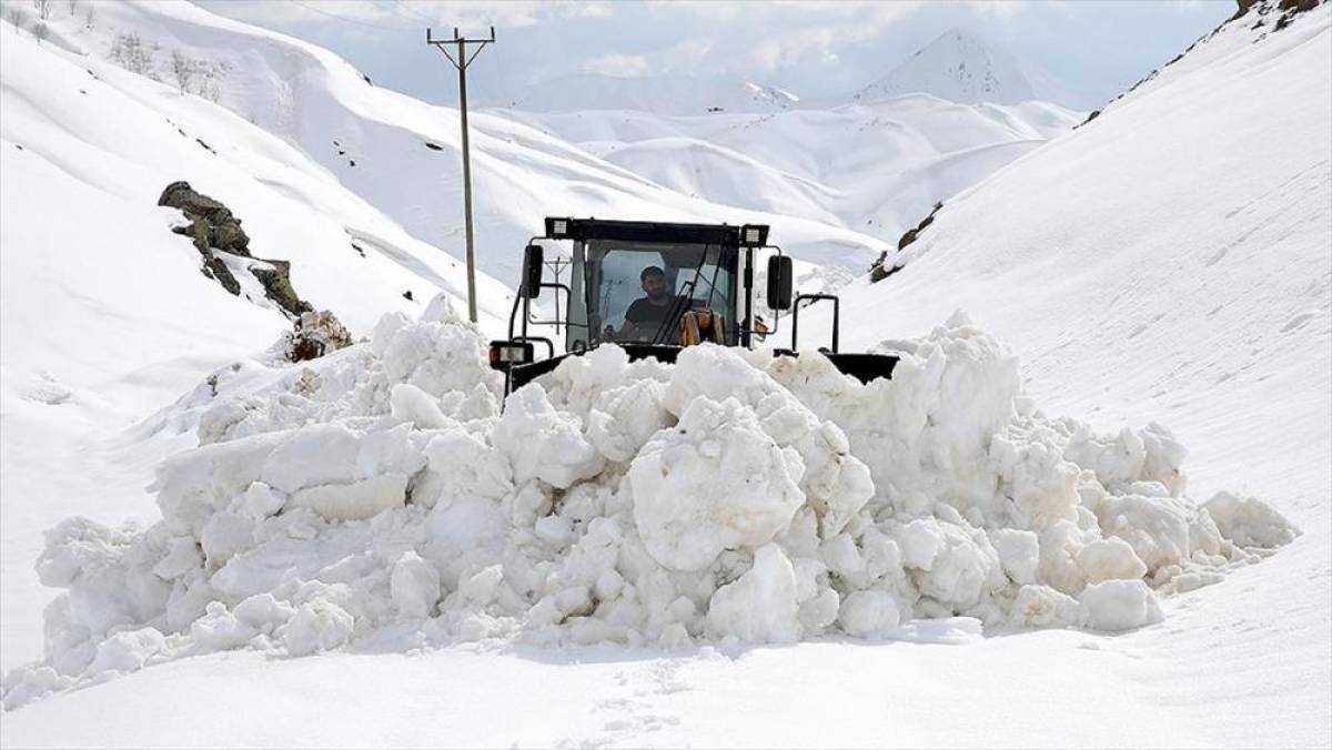 "Kar kaplanları" ilkbaharda metrelerce karla m&uuml;cadele ediyor