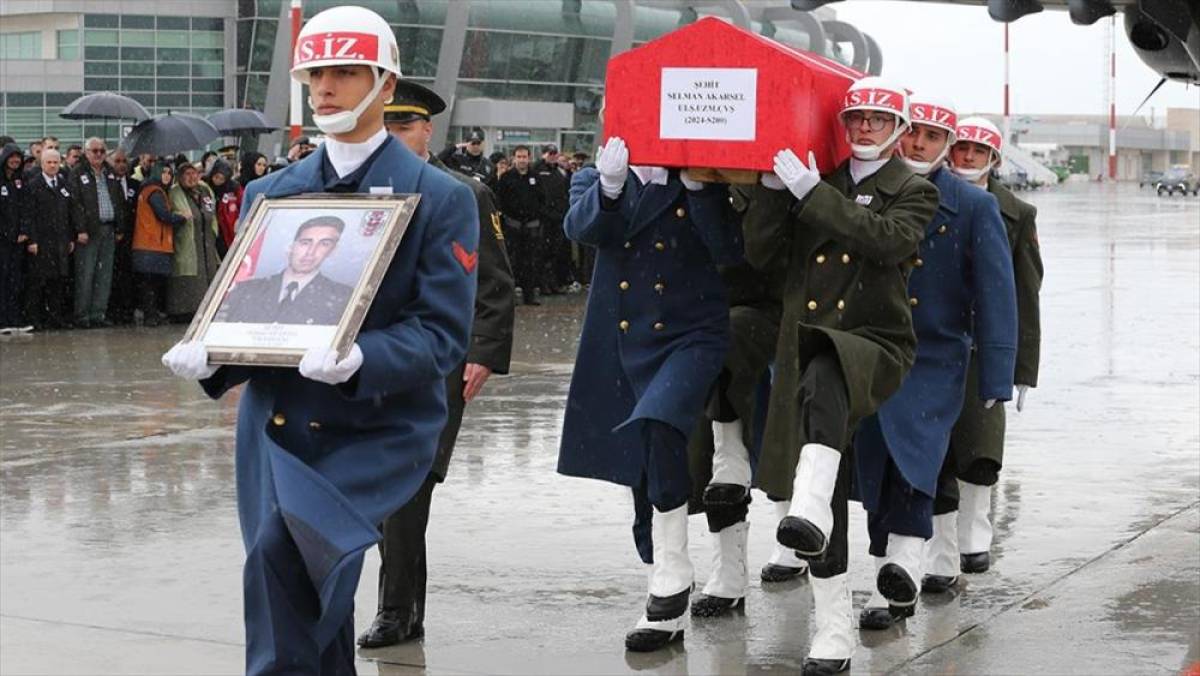 Ağrı'da askeri ara&ccedil; kazasında şehit olan Uzman &Ccedil;avuş Akarsel'in cenazesi Konya'da defnedildi