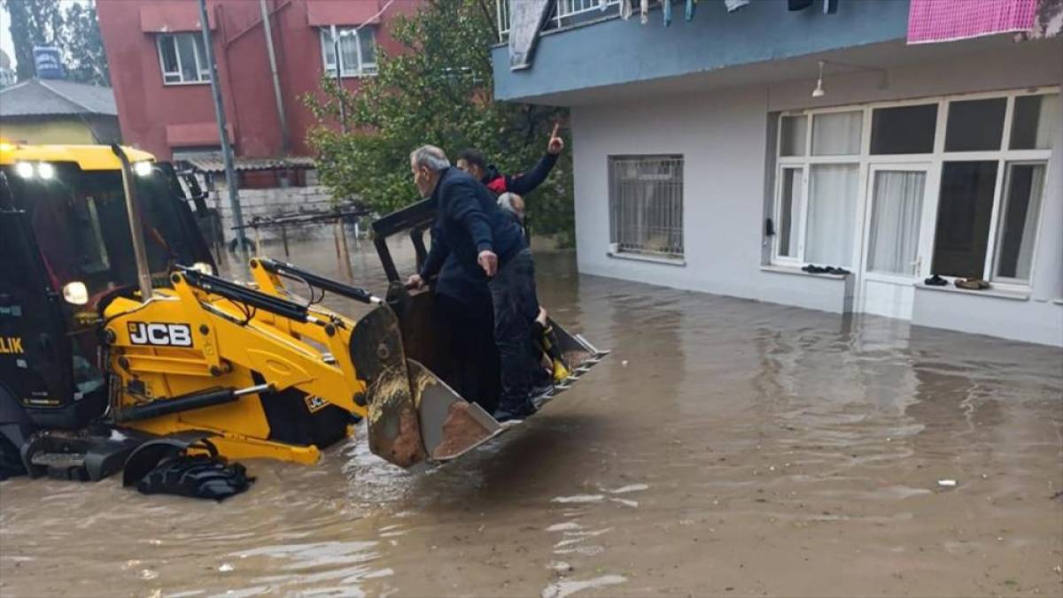 Hatay'da sağanak hayatı olumsuz etkiledi