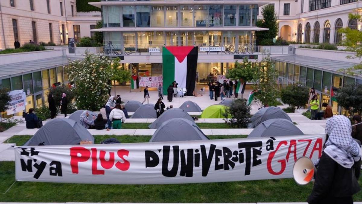 Fransa'nın prestijli okulu Sciences Po'da öğrenciler Filistin'e destek gösterisi düzenledi