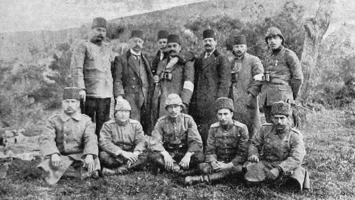&Ccedil;anakkale'de harp muhabirleri cephe gerisinde tarihe not d&uuml;şt&uuml;