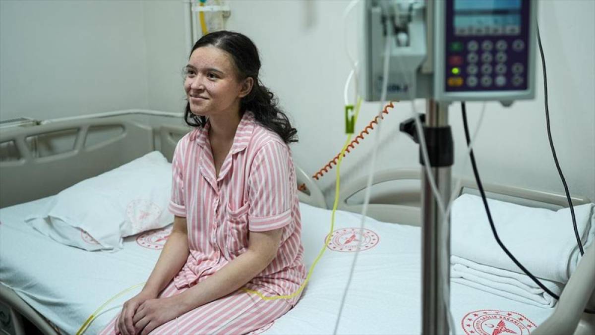 Organ nakli bekleyen genç hastane odasında umudunu koruyor