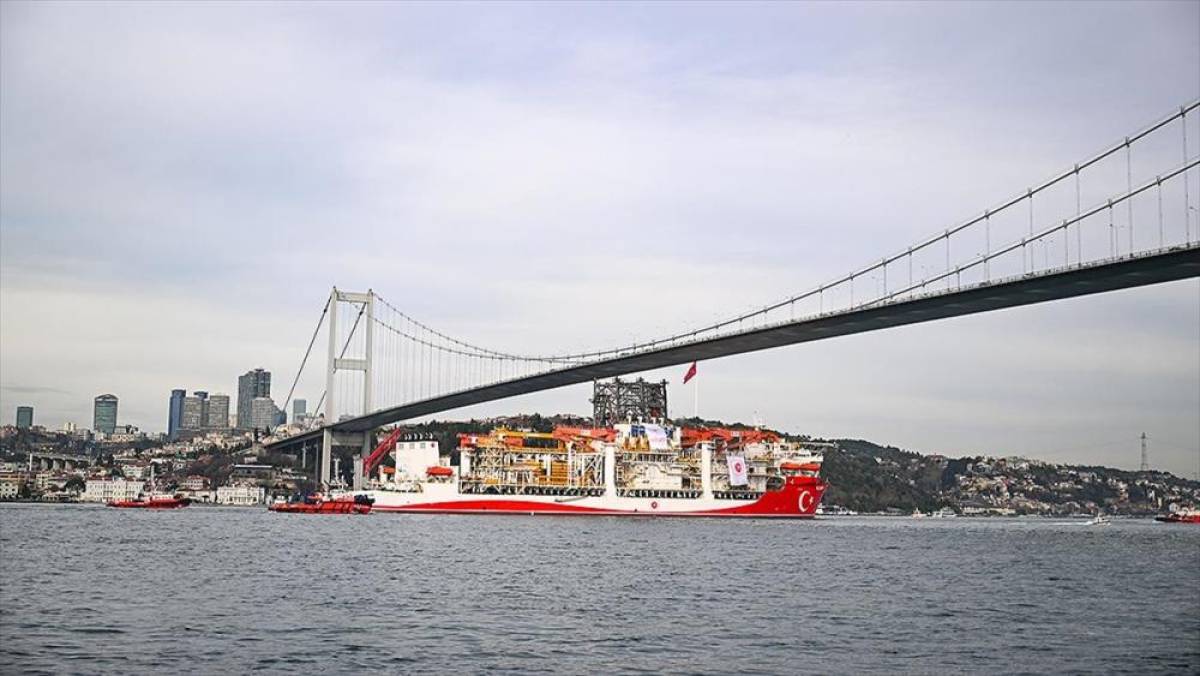 T&uuml;rkiye'nin enerji filosuna eklenen ultra derin deniz sondaj gemisi "Yıldırım" İstanbul Boğazı'ndan ge&ccedil;ti
