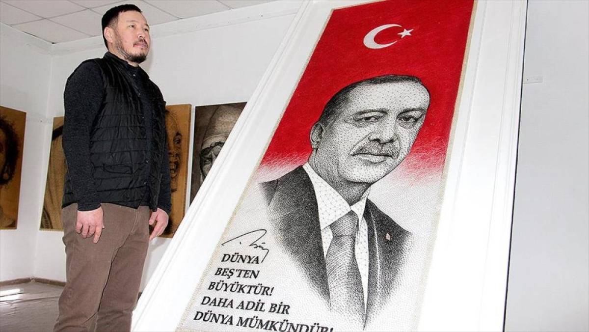 Kırgız ressam, 70 bin çivi ve tel kullanarak Cumhurbaşkanı Erdoğan'ın portresini yaptı