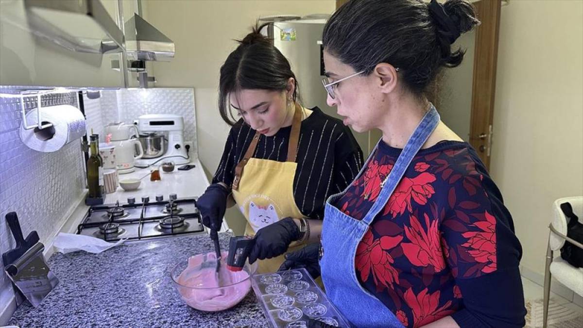 İki kadın kursta &ouml;ğrendikleri butik &ccedil;ikolata &uuml;retimini mesleğe d&ouml;n&uuml;şt&uuml;rd&uuml;