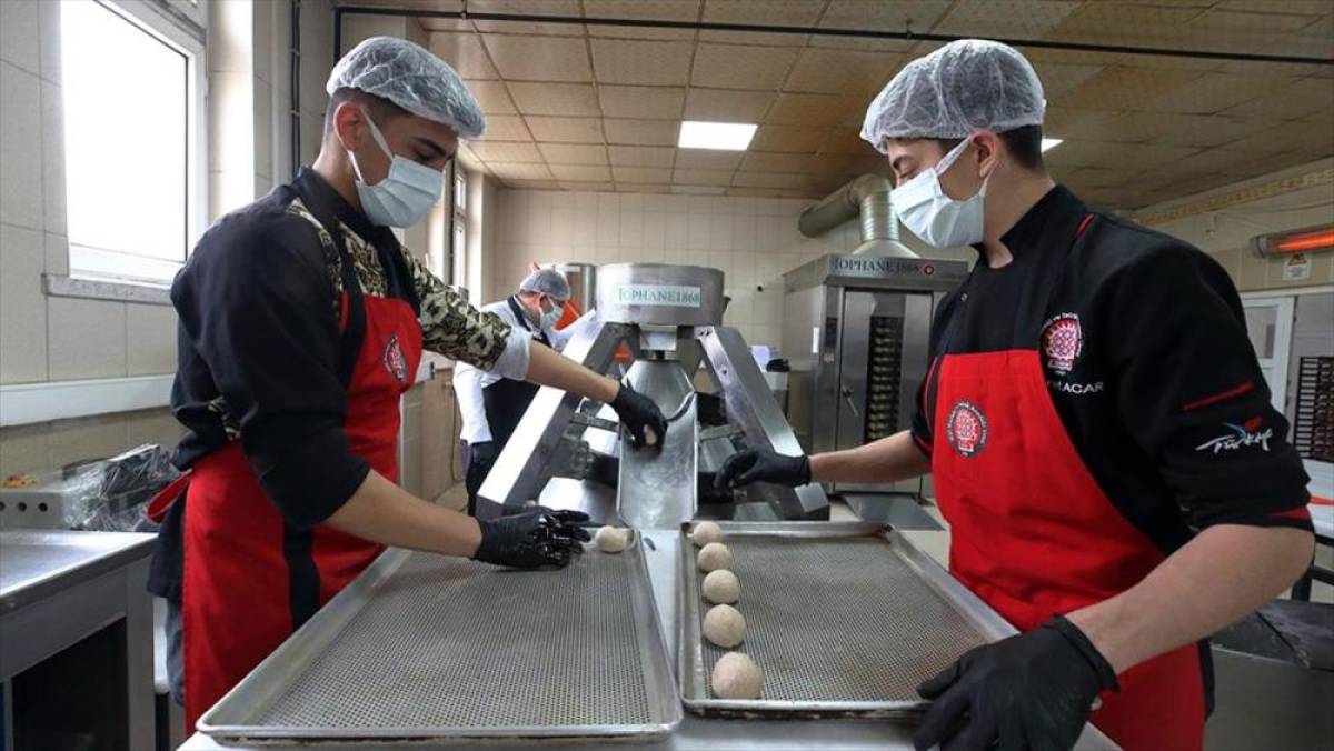 &Ccedil;orum'da tam buğday t&uuml;ketimi meslek lisesi &ouml;ğrencilerinin &uuml;rettiği ekmeklerle yaygınlaşıyor