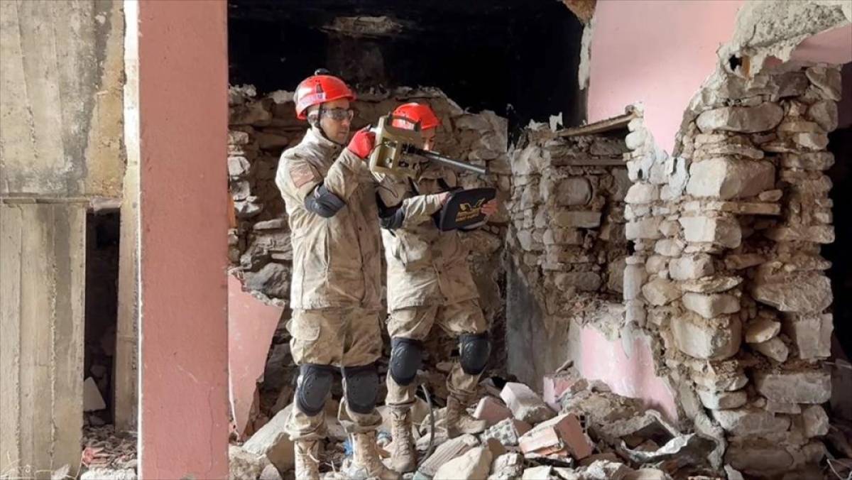 Jandarma komandolar afetlerde daha fazla can kurtarmak i&ccedil;in eğitimden ge&ccedil;ti