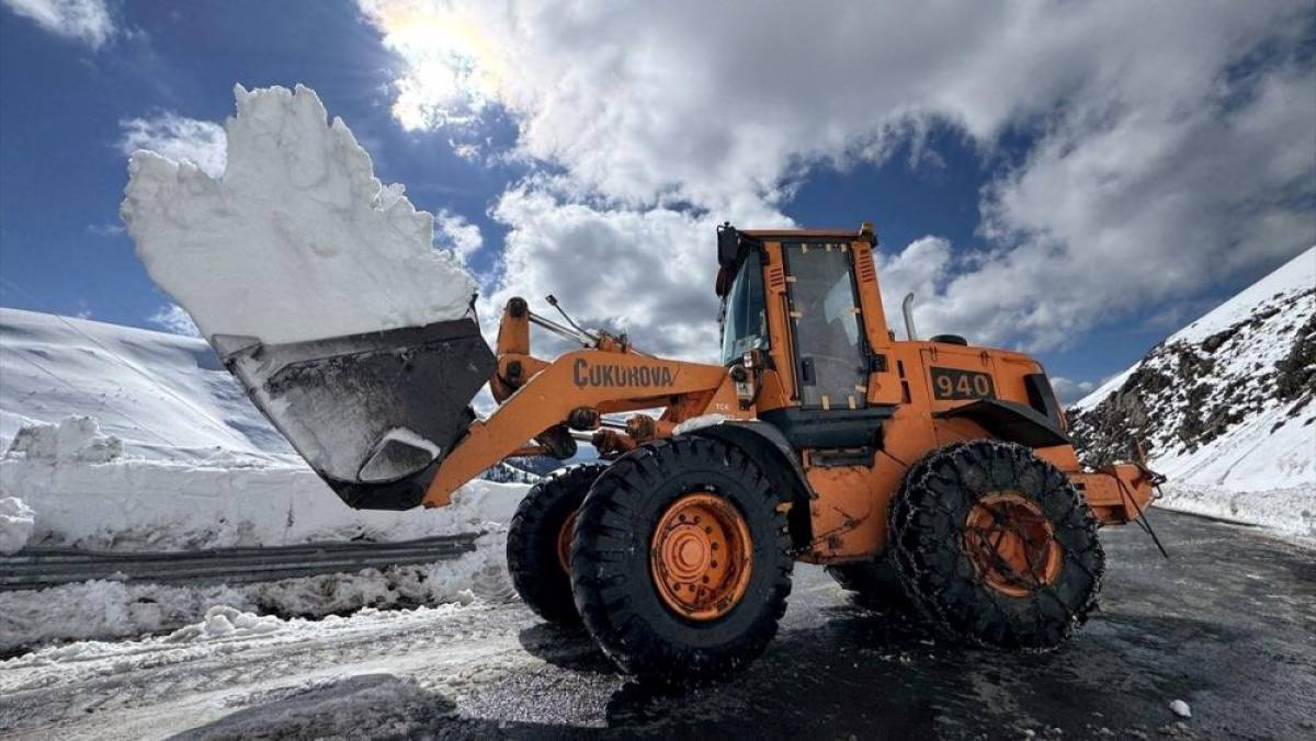 Ardahan'da baharda da karla m&uuml;cadele &ccedil;alışması yapılıyor