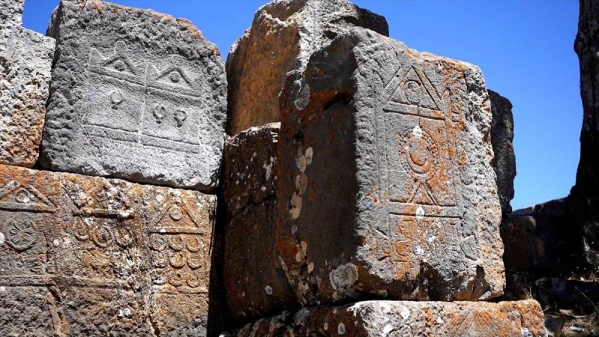 Gemen Dağı'nın zirvesindeki Men Tapınağı antik inan&ccedil;ların izlerini taşıyor