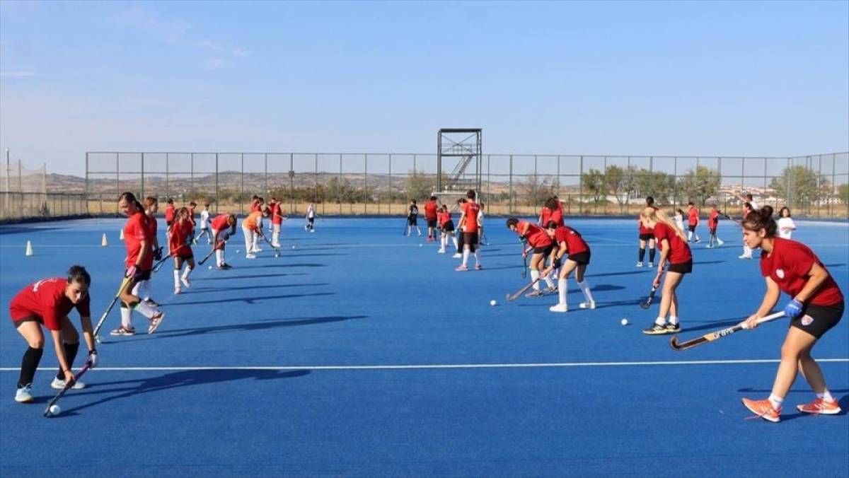Okul koridorlarında başlayan &ccedil;im hokeyi ser&uuml;veni T&uuml;rkiye şampiyonluğuna uzandı