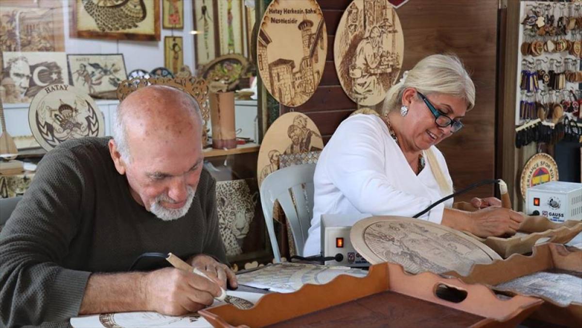 Zanaatkar çift, Hatay'ın ünlü mozaiklerini yakma yöntemiyle ahşaba işliyor