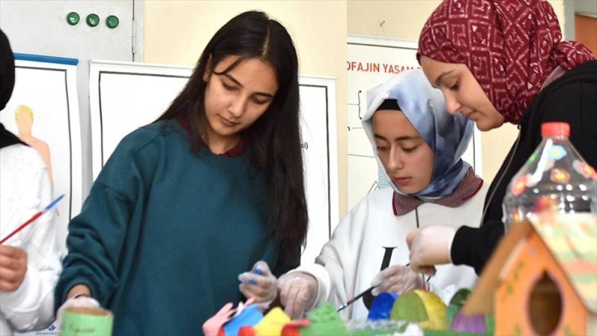 "&Ccedil;evre beratı" verilen okulun &ouml;ğrencileri &ccedil;evre bilincini yaşayarak &ouml;ğreniyor