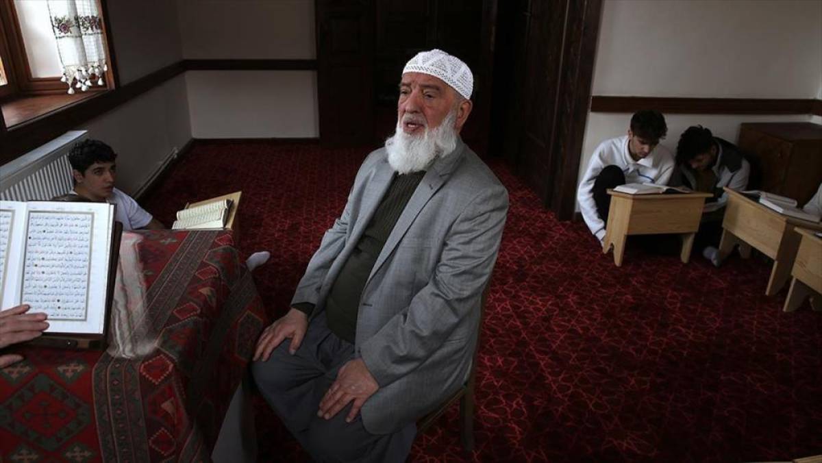 Yıllarca hafız yetiştiren 75 yaşındaki Osman hoca gen&ccedil;lerle yan yana ezber tazeliyor