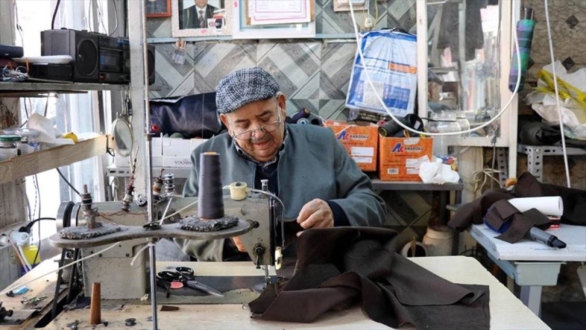 &Ccedil;ocuklarının ısrarına rağmen 78 yıldır s&uuml;rd&uuml;rd&uuml;ğ&uuml; terzilik mesleğini bırakmıyor