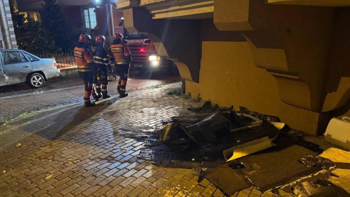 İstanbul'un bazı il&ccedil;elerinde kuvvetli yağmur ve fırtına etkili oluyor