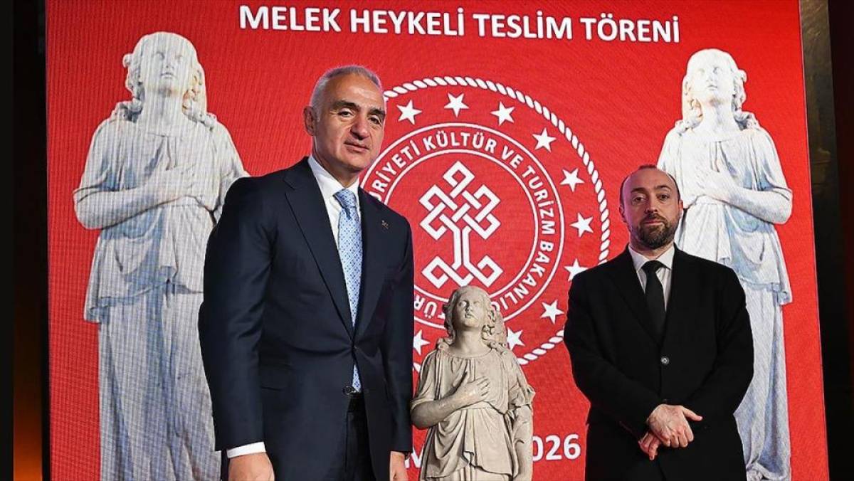 K&uuml;lt&uuml;r ve Turizm Bakanı Ersoy, "Melek heykeli"ni Fener Rum Patrikhanesine teslim etti