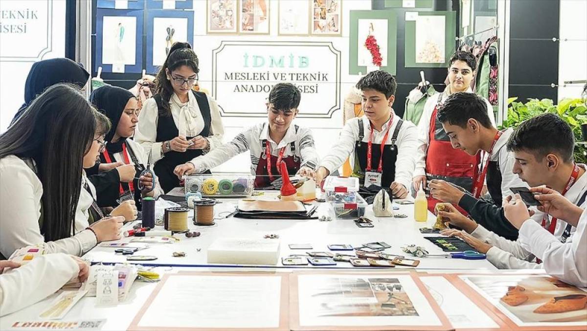 Meslek lisesi &ouml;ğrencileri, geleneksel ve &ccedil;ağdaş tasarımı buluşturan koleksiyonla uluslararası ayakkabı fuarına katıldı