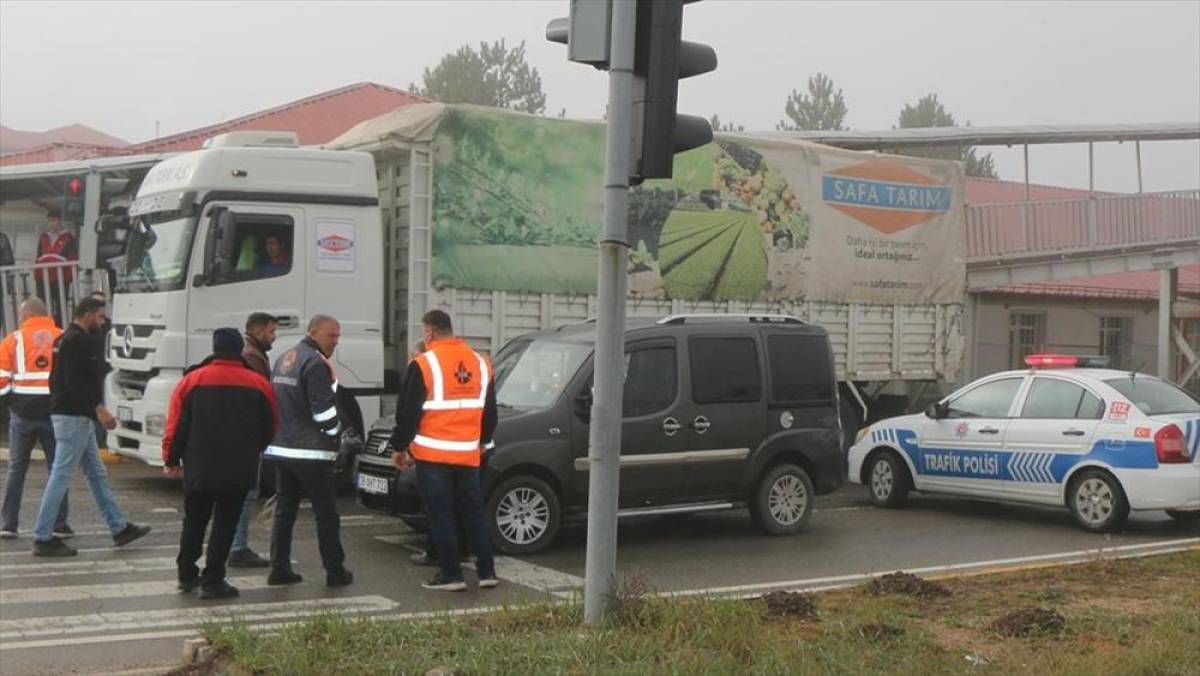 Sivas'ta hafif ticari araçla kamyonun çarpıştığı kazada 5 kişi yaralandı