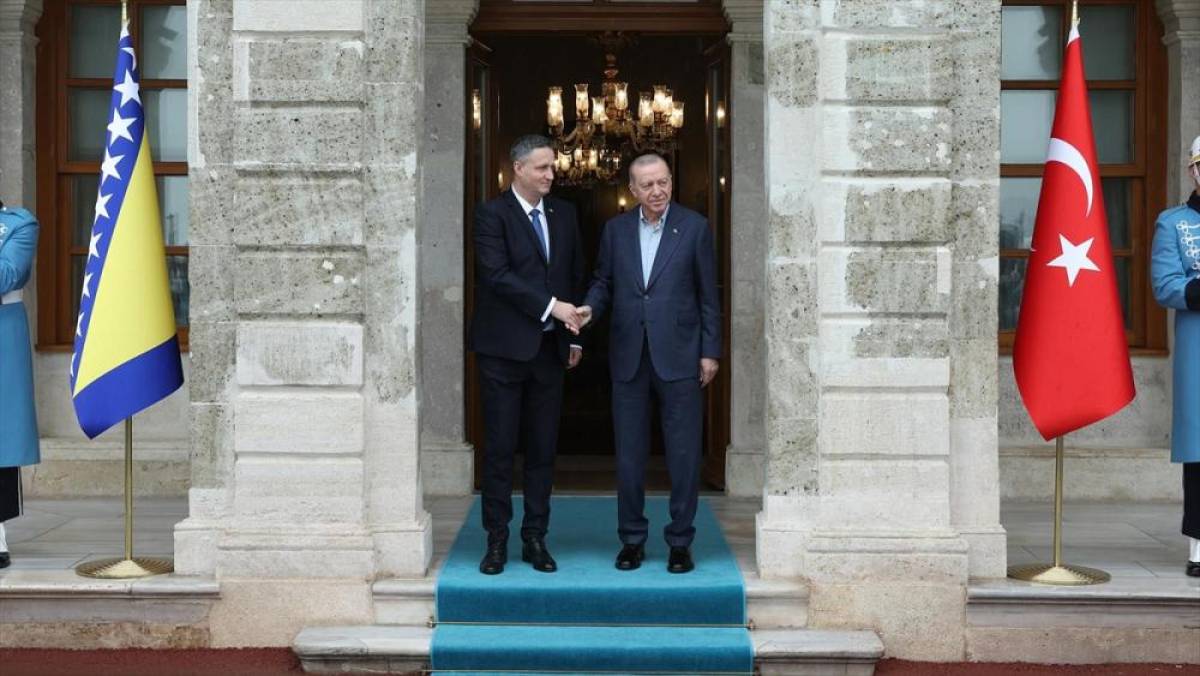 Cumhurbaşkanı Erdoğan, Bosna Hersek Devlet Başkanlığı Konseyi Başkanı Becirovic'i resmi t&ouml;renle karşıladı