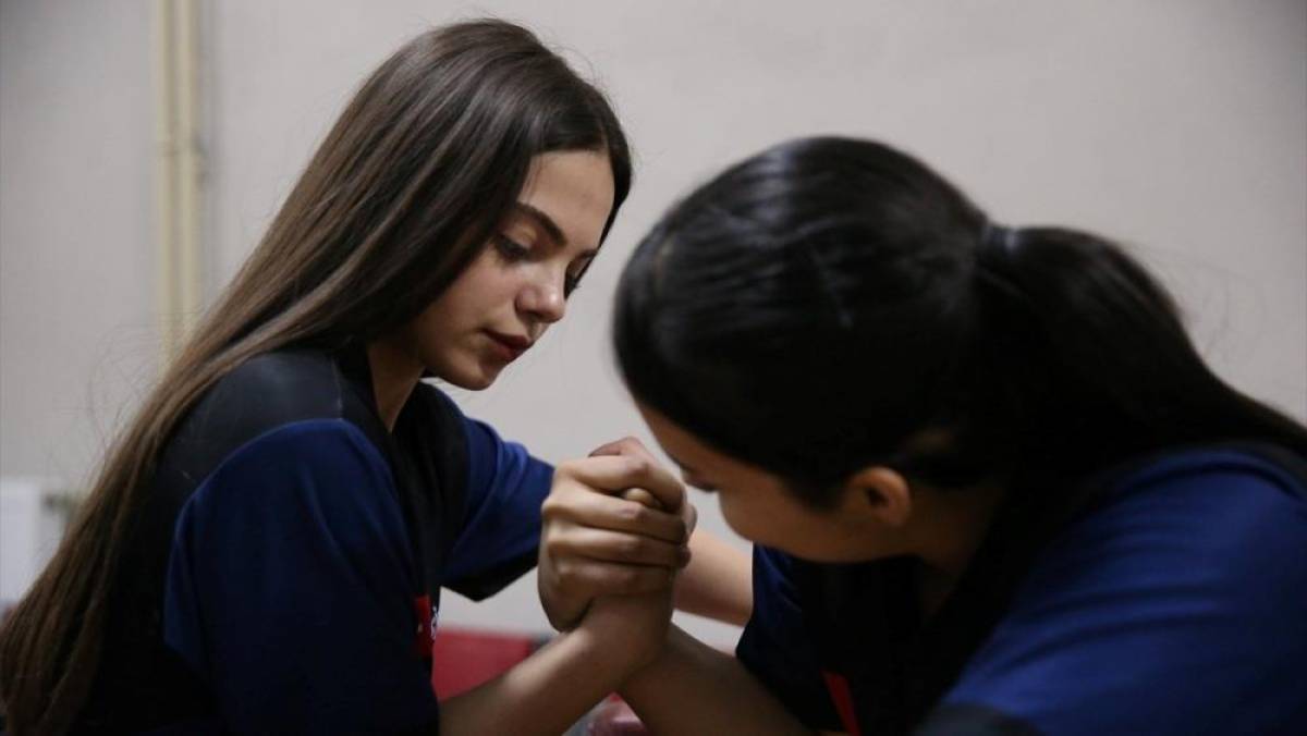 T&uuml;rkiye'de bileği b&uuml;k&uuml;lmeyen Neslihan'ın hedefi Avrupa şampiyonluğu