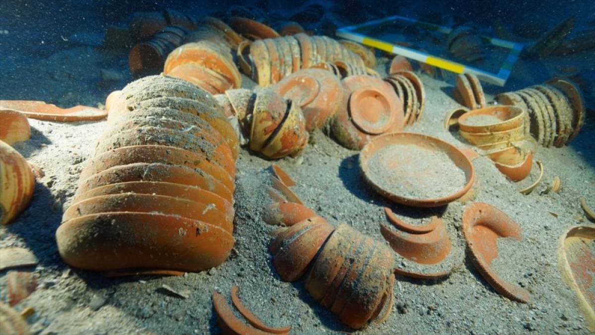 Akdeniz'den 2 bin 100 yıllık sofra takımı &ccedil;ıktı