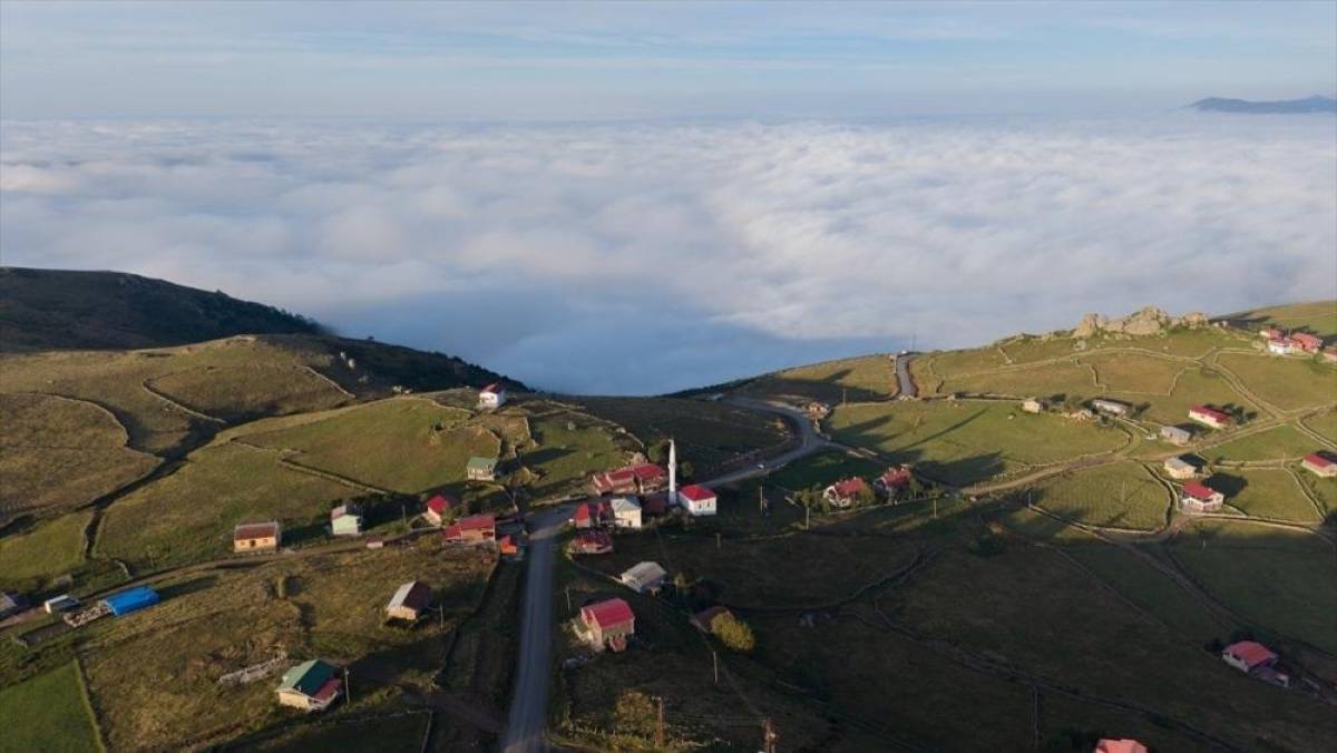 Trabzon'un "bulutlara komşu" yaylaları sonbahar renklerine b&uuml;r&uuml;n&uuml;yor