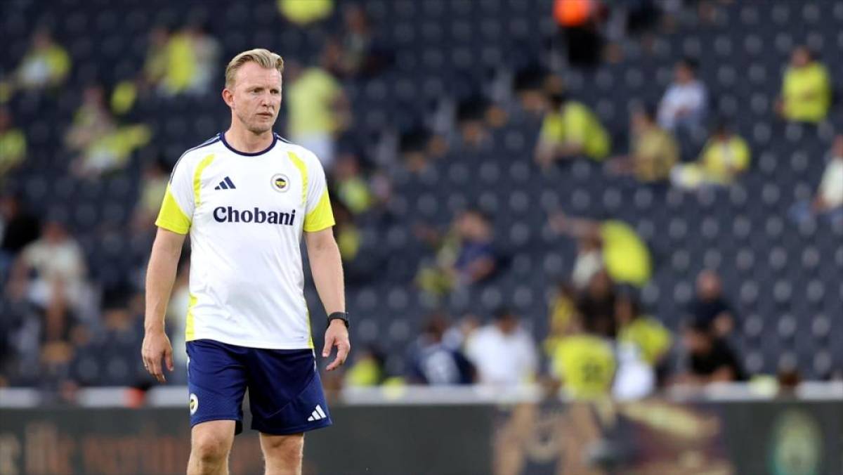 Fenerbah&ccedil;e'de yeni teknik direkt&ouml;r belirlenene kadar Dirk Kuyt g&ouml;rev yapacak