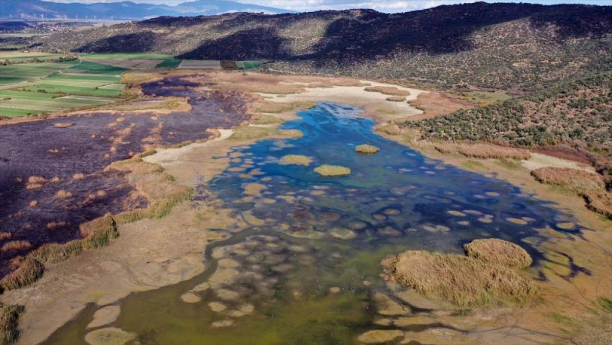 Azap Gölü'nde kuraklık nedeniyle sular çekildi