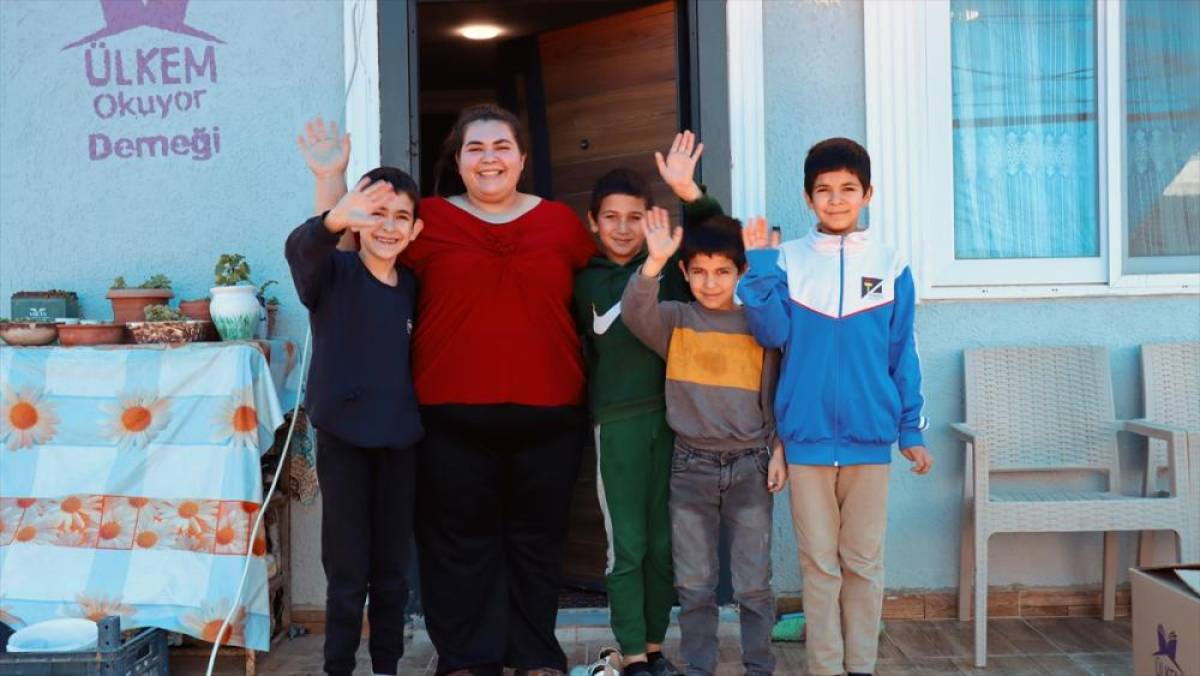 Depremzede kadın, terzilik yaparak engelli babası, oğlu ve 3 kardeşine bakıyor