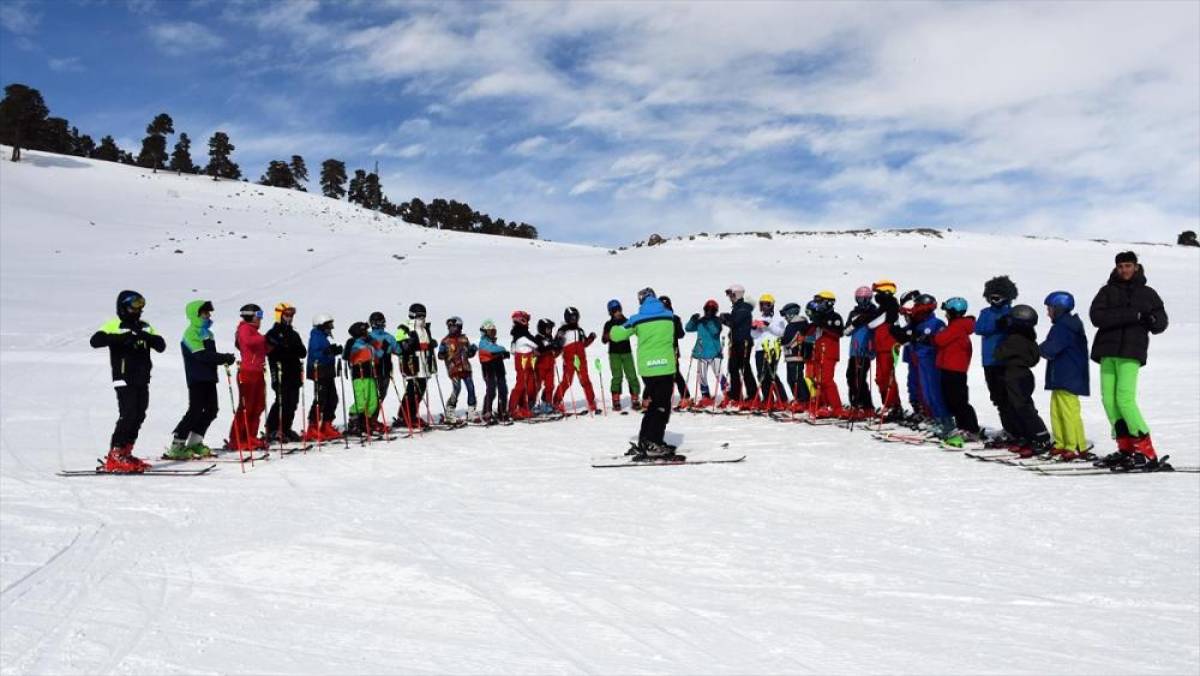 Geleceğin olimpik sporcuları, Kars'ta kristal kar &uuml;zerinde hedeflerine odaklanıyor