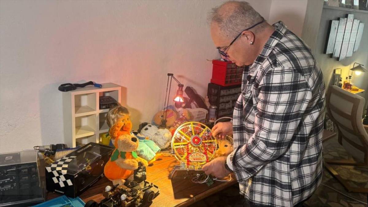 Emekli m&uuml;hendis, "hasta" olarak tanımladığı oyuncakları &ccedil;ocuklar i&ccedil;in onarıyor