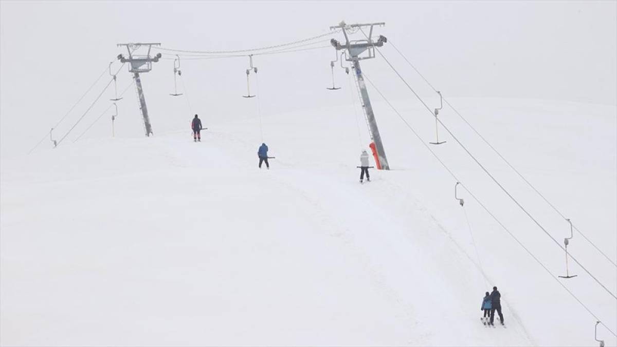 Kayak merkezlerinde en fazla kar kalınlığı 277 santimetreyle Hakkari'de &ouml;l&ccedil;&uuml;ld&uuml;