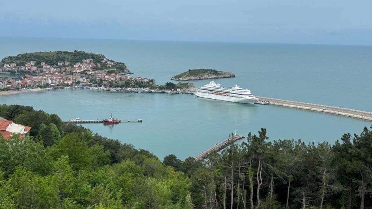 "Astoria Grande" kruvaziyeri 1079 yolcusuyla Amasra'ya geldi