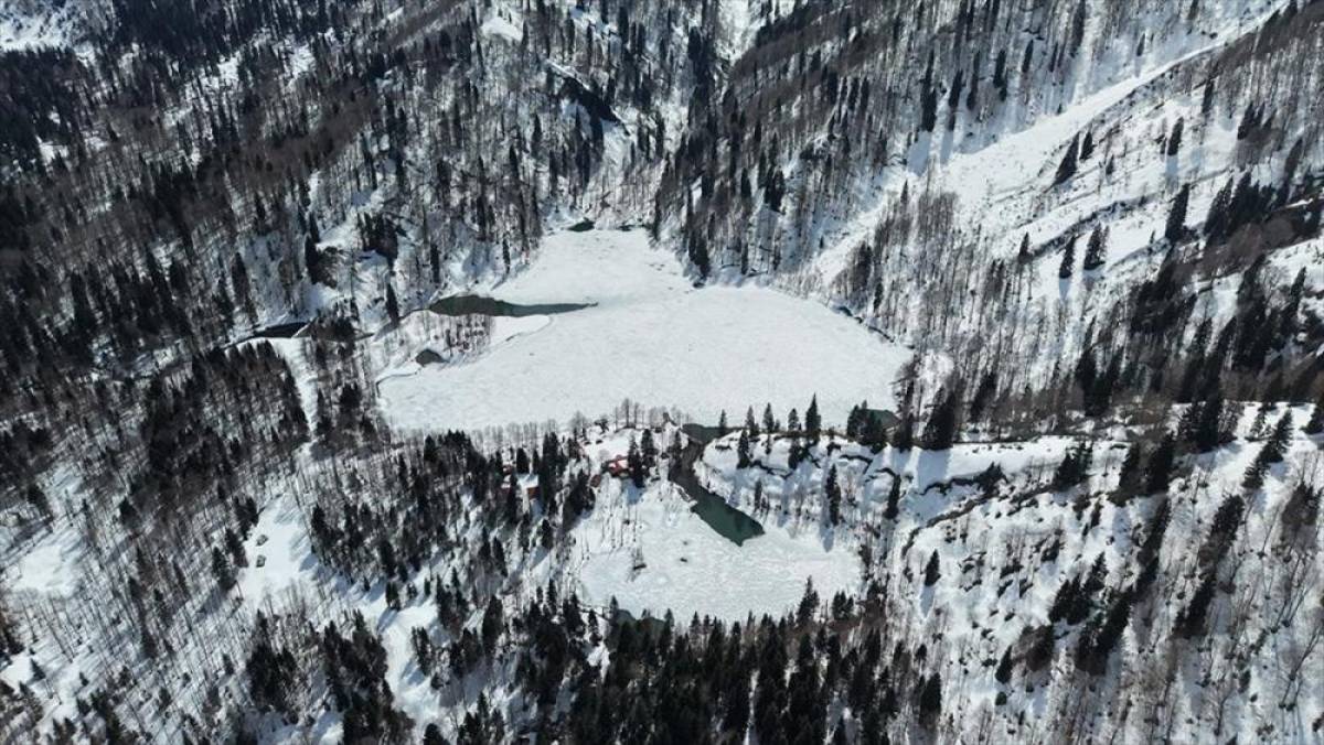 Artvin'de beyaz &ouml;rt&uuml;yle kaplanan Bor&ccedil;ka Karag&ouml;l havadan g&ouml;r&uuml;nt&uuml;lendi